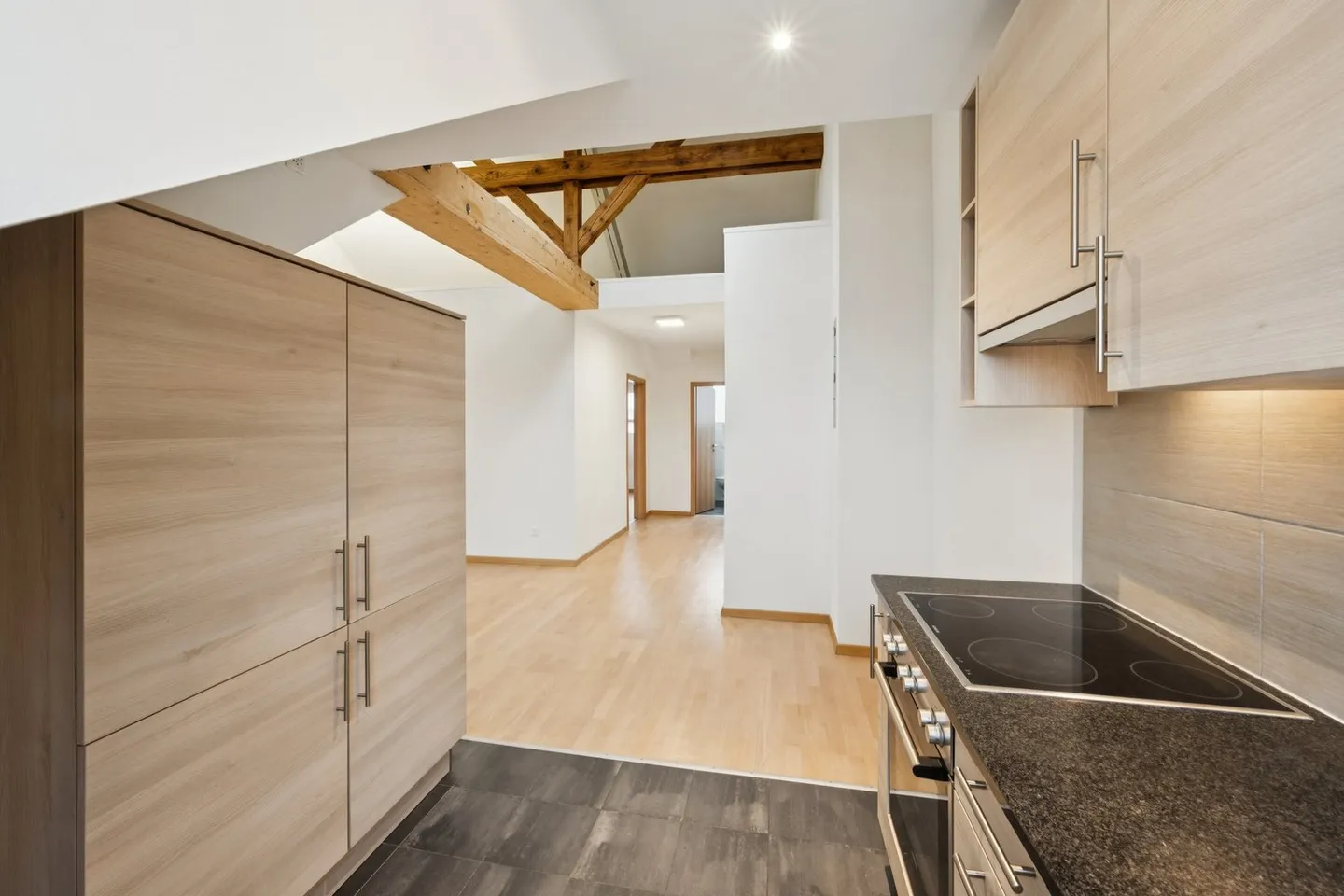 Moderne, helle & grosszügige DACHWOHNUNG - Foto 3 von 8