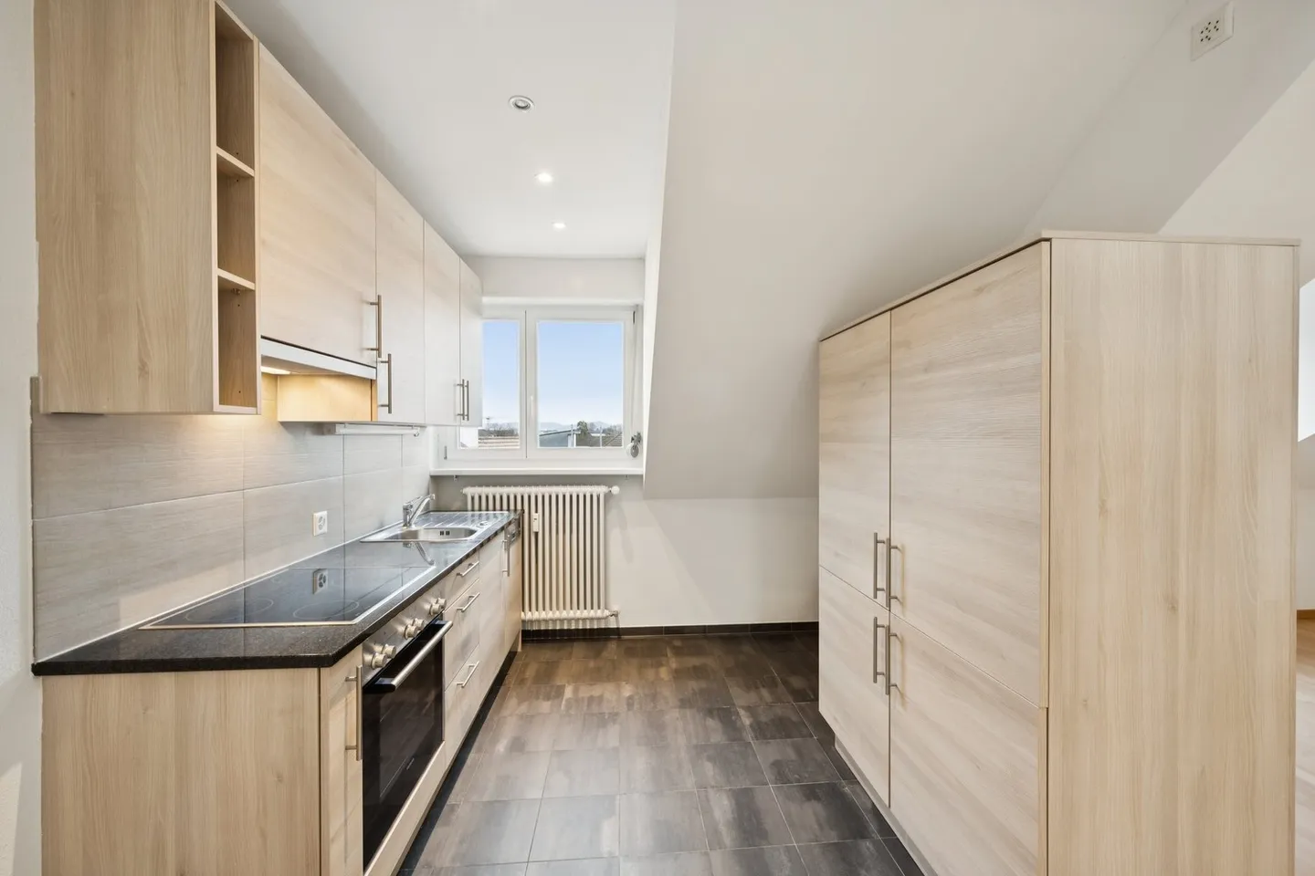 Moderne, helle & grosszügige DACHWOHNUNG - Foto 2 von 8