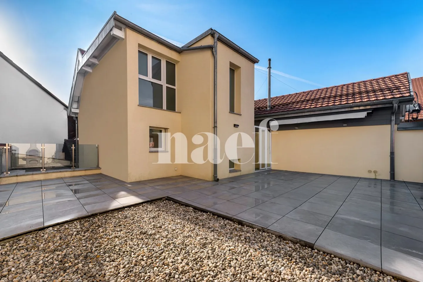 House composed of two independent apartments - Photo 2 of 12