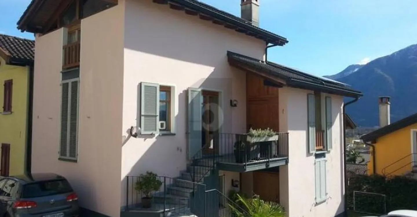 Casa Indipendente Soleggiata a Gordola - Foto 1 di 4