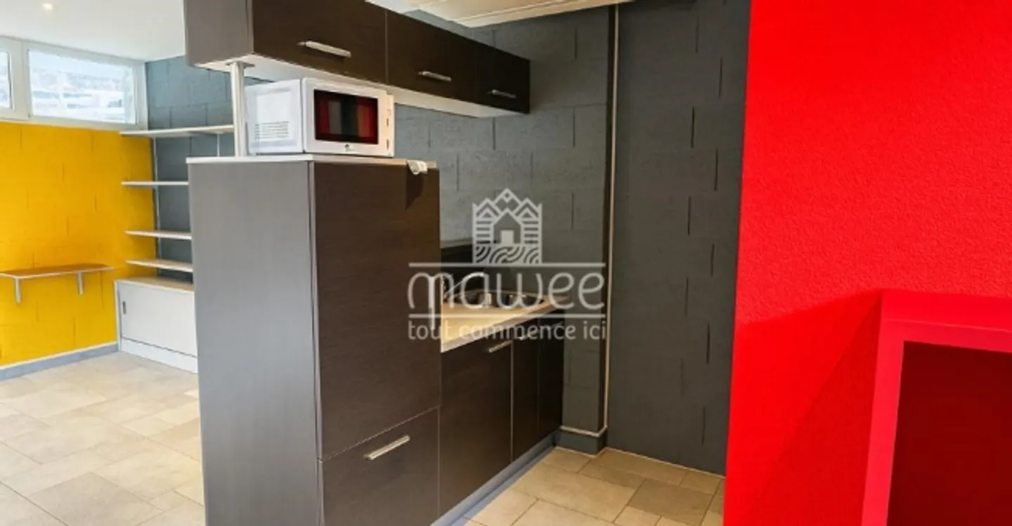 Mixed-use building for rent - Photo 2 of 7