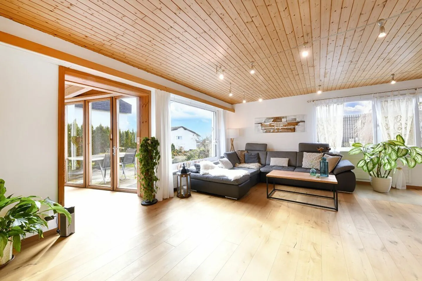 8.5-Room Single-Family House with Apartment in Rumlikon - Photo 2 of 14