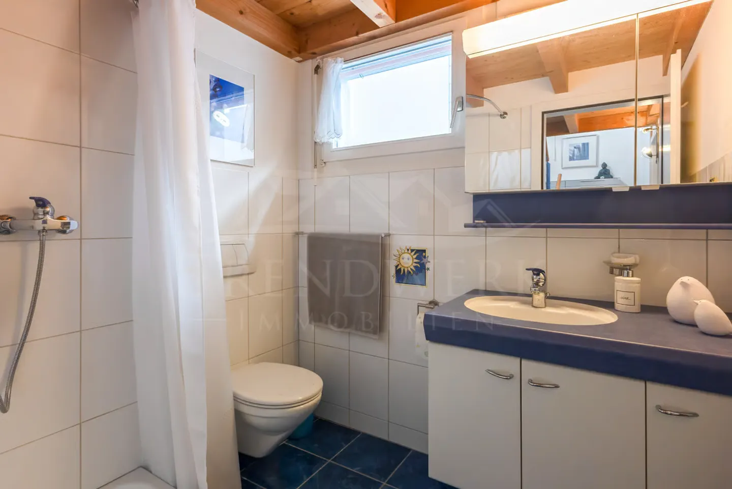 Grosszügige 5-Zimmer-Doppelhaushälfte mit zwei Parkplätzen in Neuenegg - Foto 8 di 13