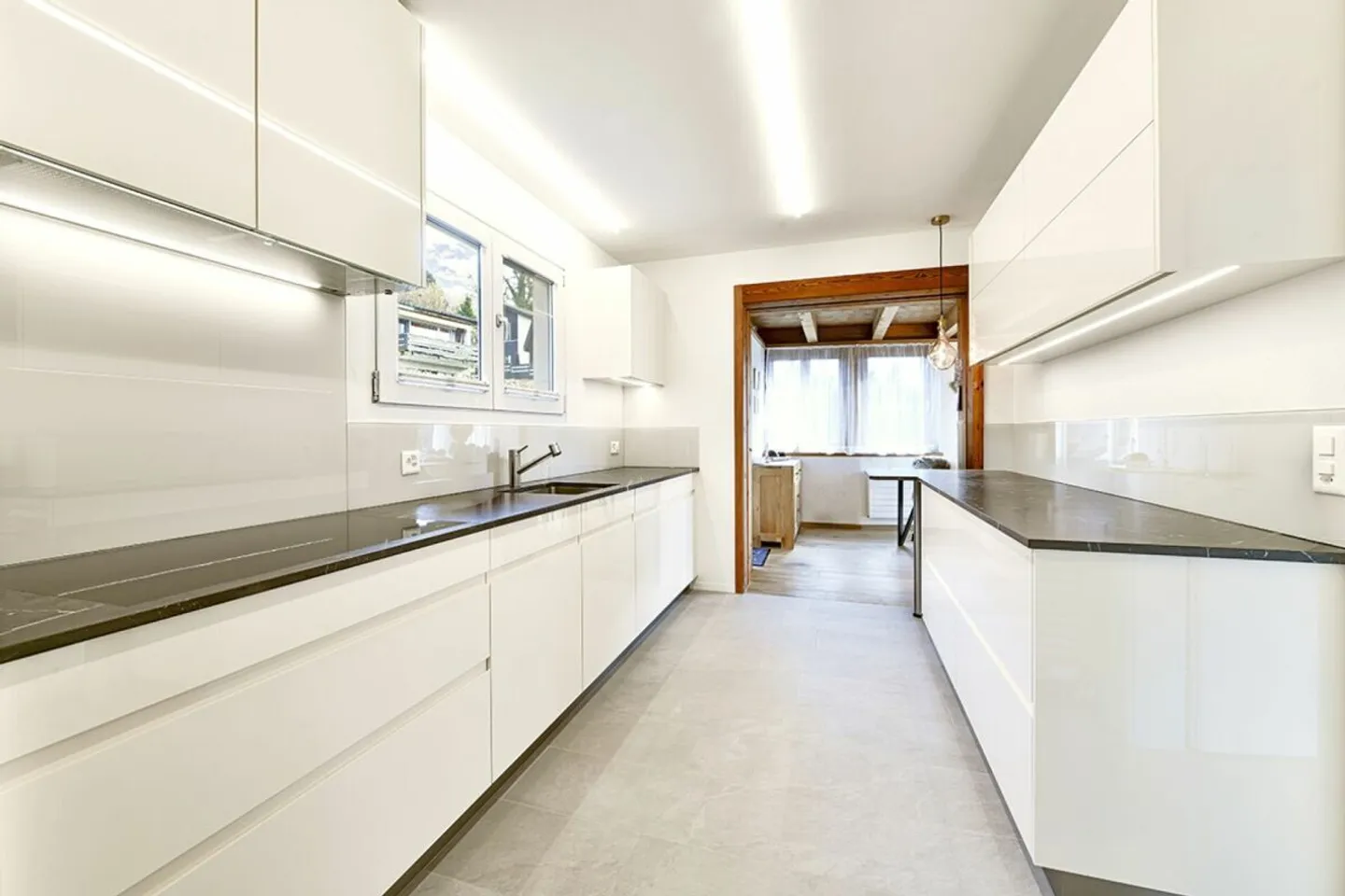 8.5-Room Single-Family House with Apartment in Rumlikon - Photo 4 of 14