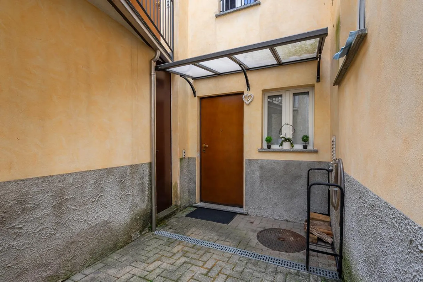 Exclusive Renovated Apartment with Private Garden in the Historic Heart of Caslano - Photo 11 of 13