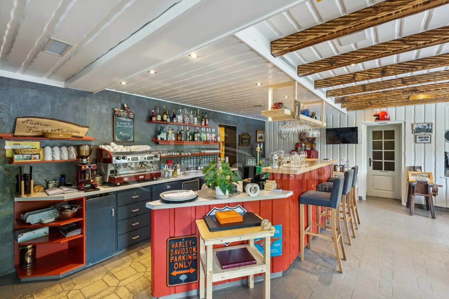 PARTICULARILY WELL LOCATED ON A BUSY LOCATION - Photo 4 of 13
