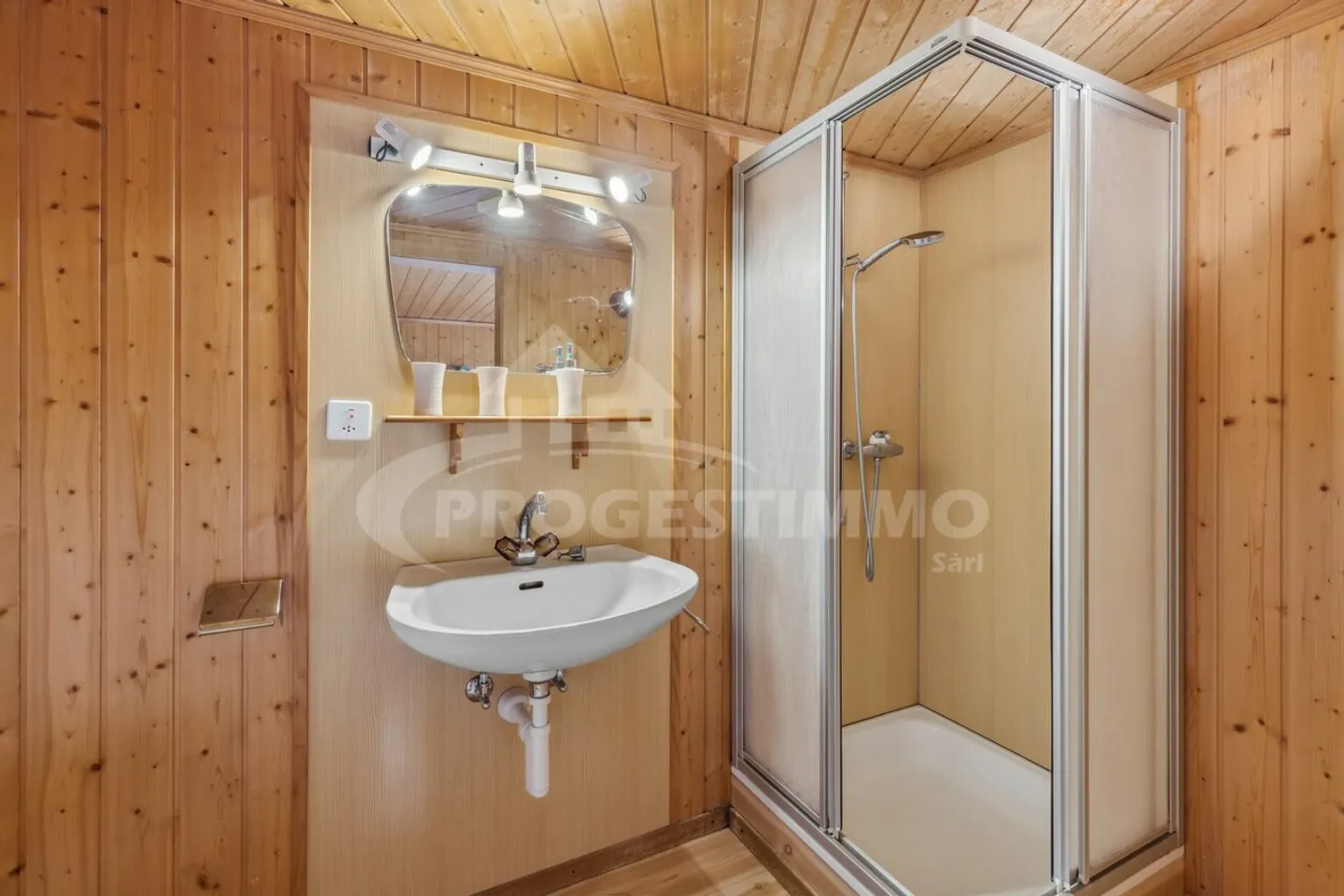PARTICULARILY WELL LOCATED ON A BUSY LOCATION - Photo 5 of 13