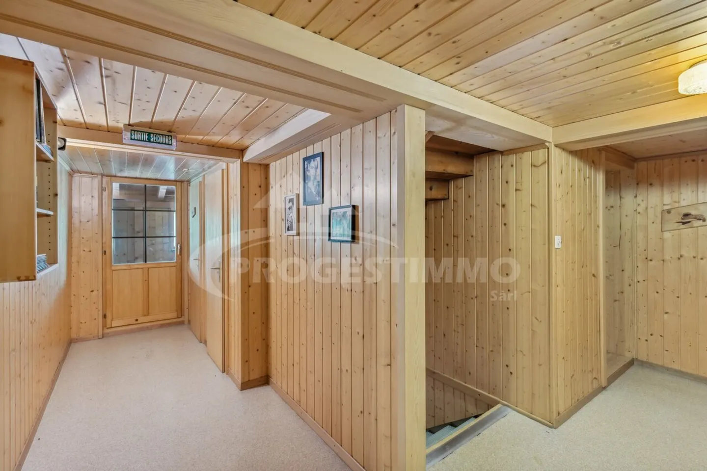 PARTICULARILY WELL LOCATED ON A BUSY LOCATION - Photo 8 of 13