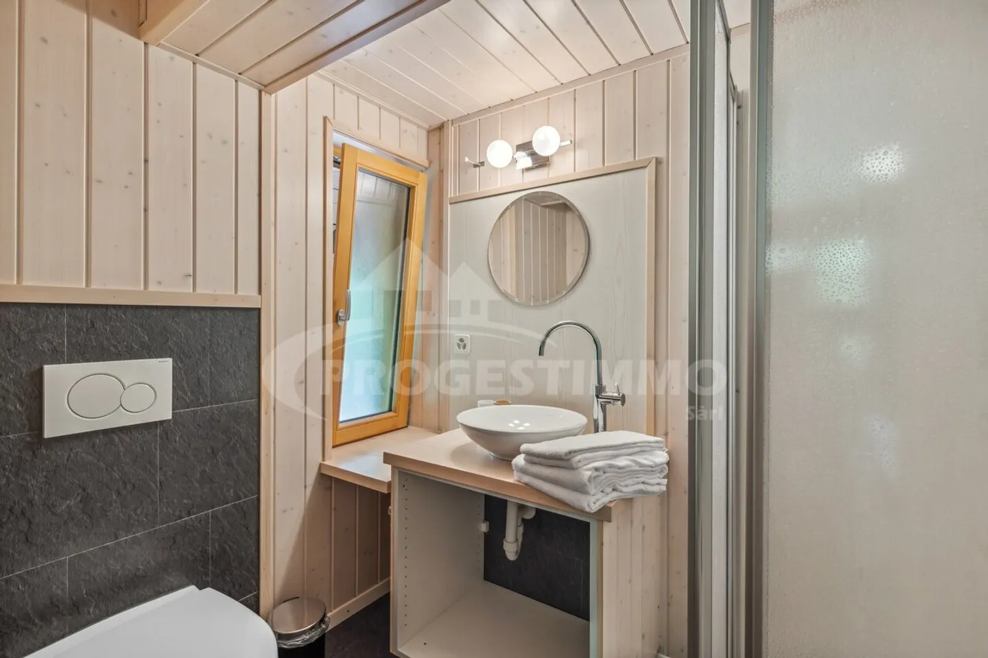 PARTICULARILY WELL LOCATED ON A BUSY LOCATION - Photo 9 of 13