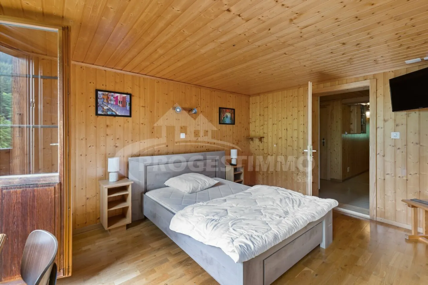 PARTICULARILY WELL LOCATED ON A BUSY LOCATION - Photo 6 of 13