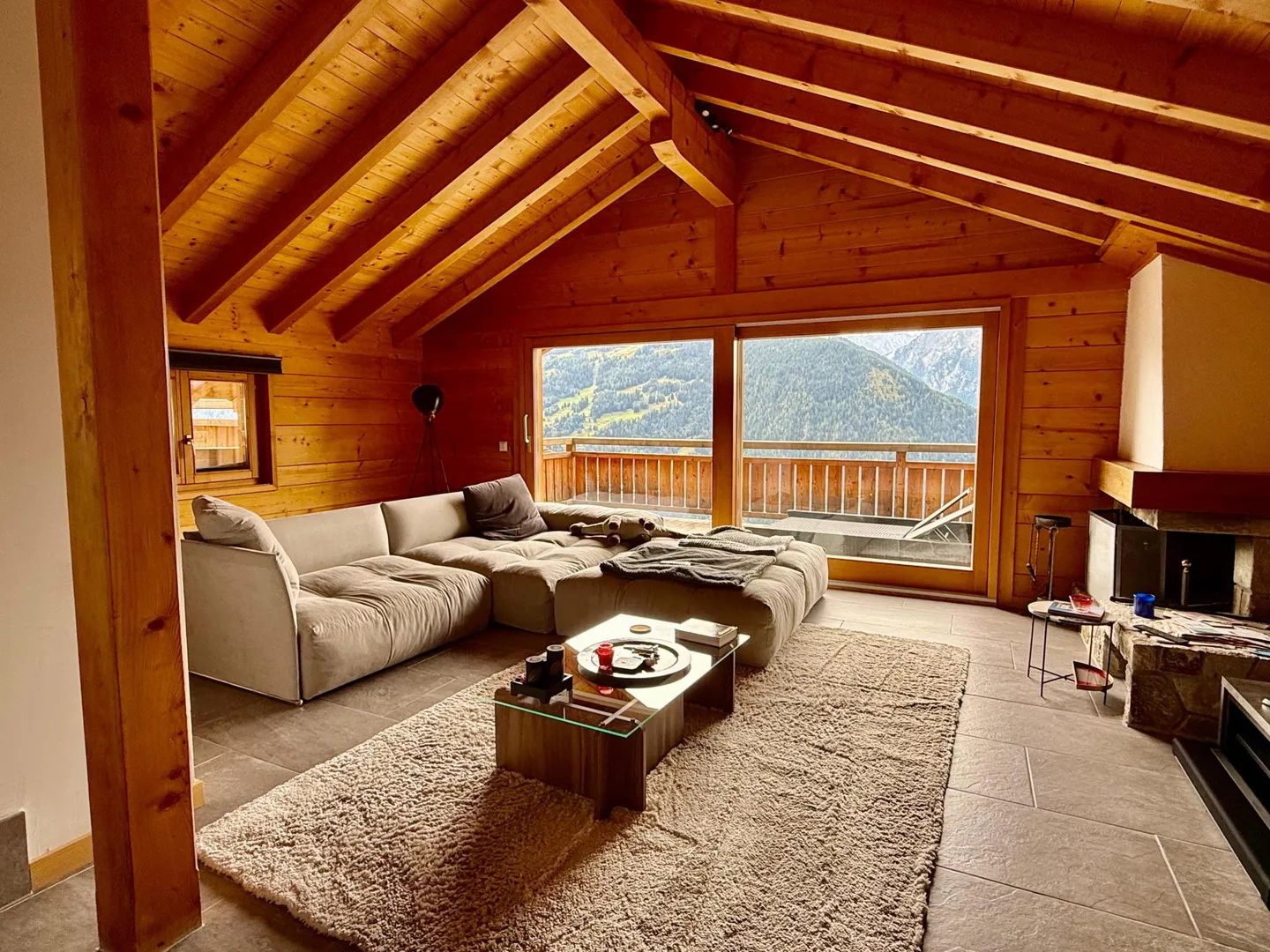 YEAR-ROUND RENTAL - Spacious 5-bedroom, 4-bathroom chalet - Photo 1 of 32
