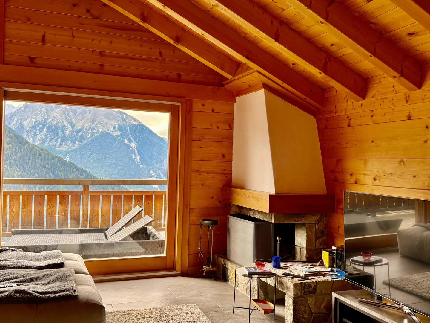 YEAR-ROUND RENTAL - Spacious 5-bedroom, 4-bathroom chalet - Photo 2 of 32