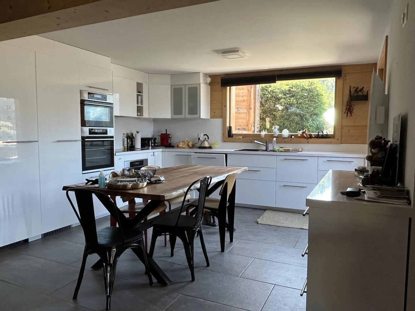 YEAR-ROUND RENTAL - Spacious 5-bedroom, 4-bathroom chalet - Photo 5 of 32