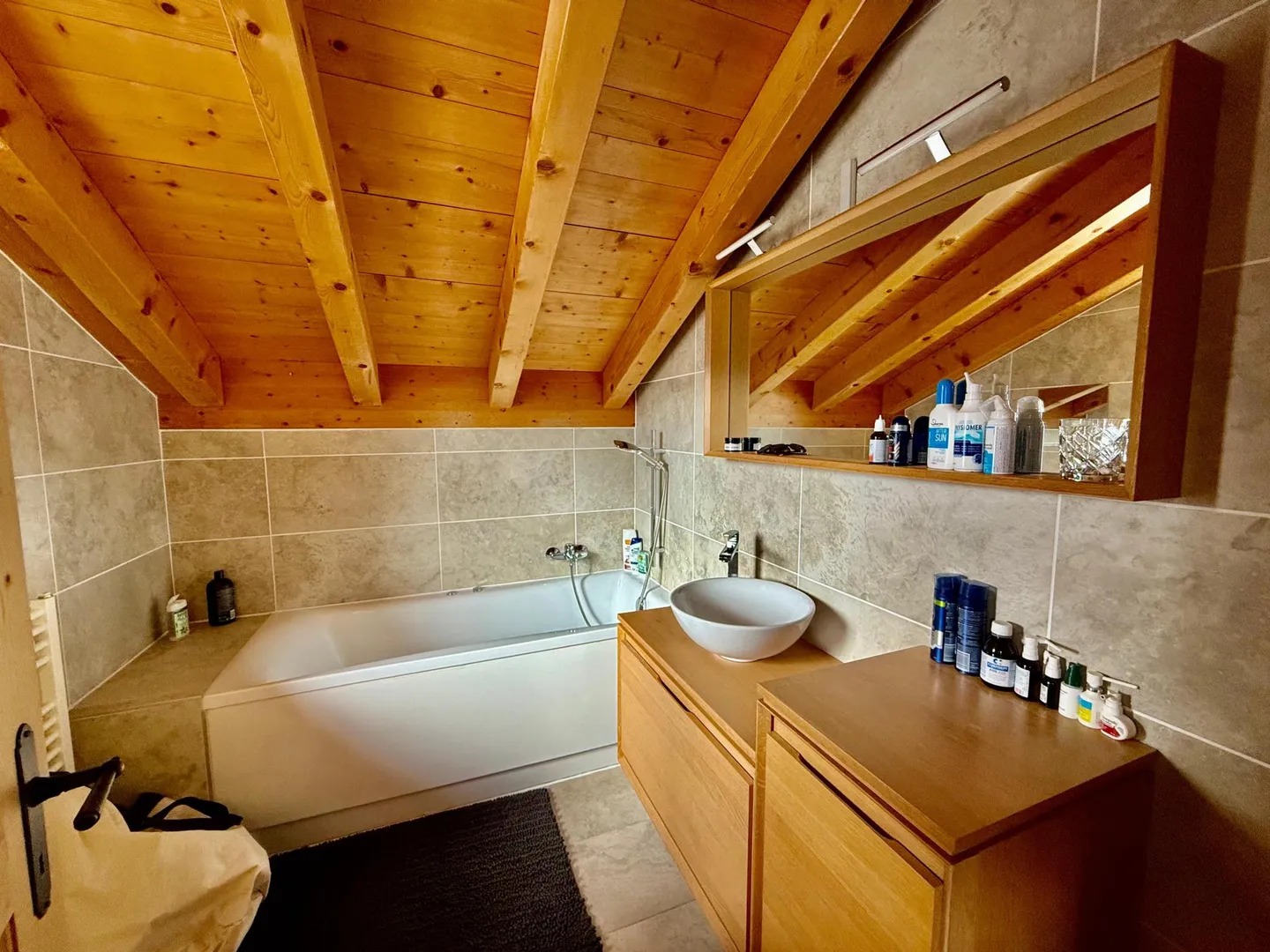 YEAR-ROUND RENTAL - Spacious 5-bedroom, 4-bathroom chalet - Photo 8 of 32