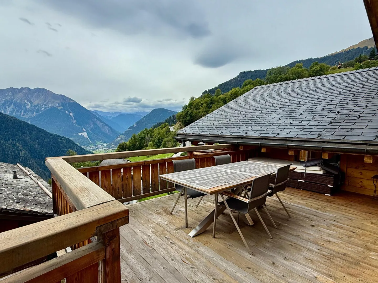 YEAR-ROUND RENTAL - Spacious 5-bedroom, 4-bathroom chalet - Photo 9 of 32
