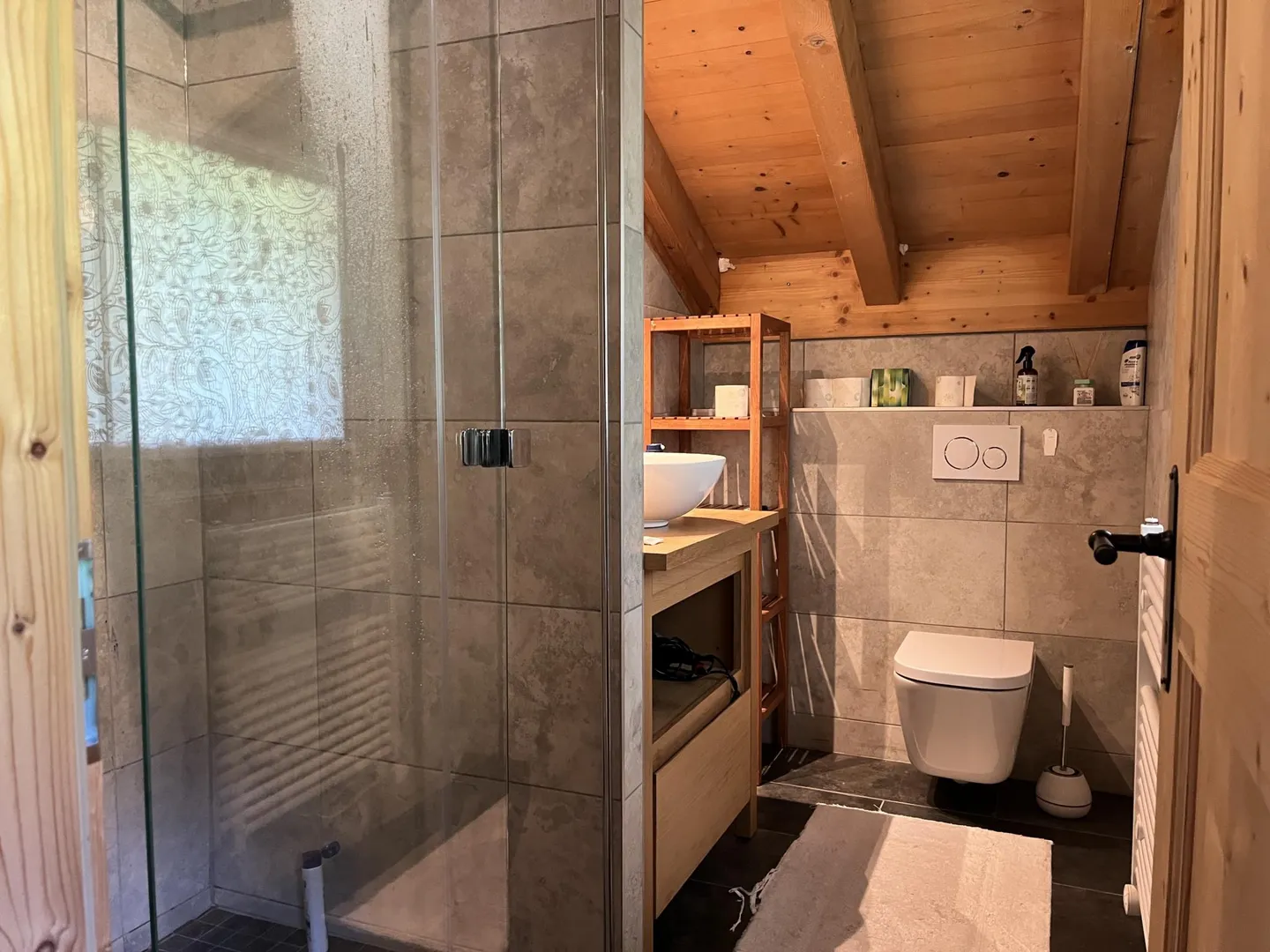 YEAR-ROUND RENTAL - Spacious 5-bedroom, 4-bathroom chalet - Photo 19 of 32