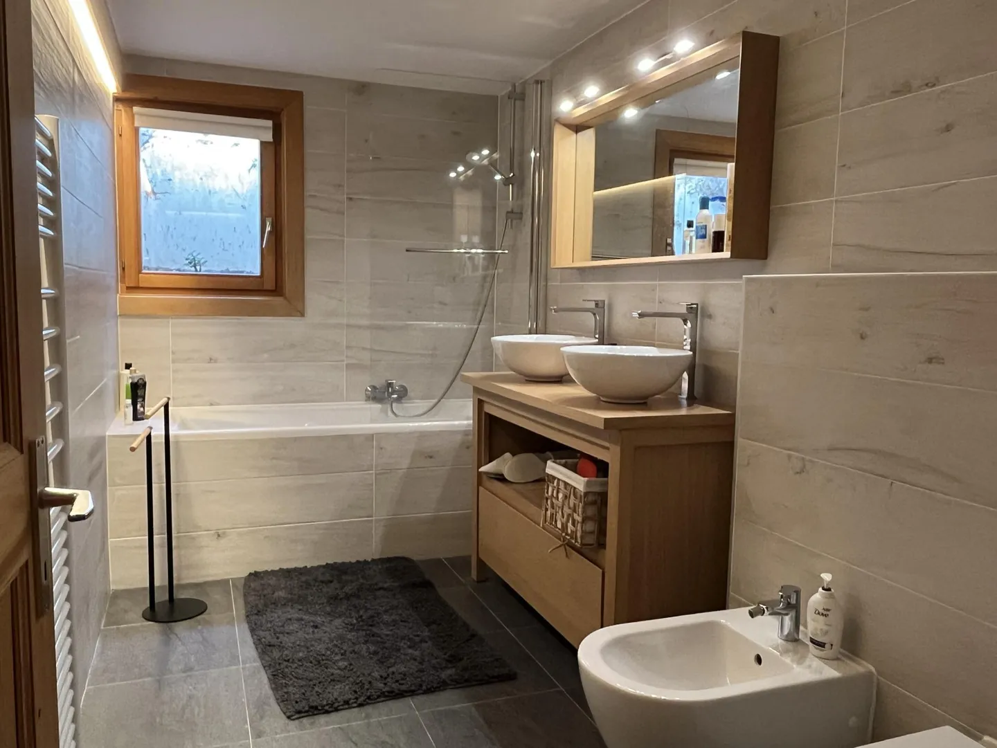 YEAR-ROUND RENTAL - Spacious 5-bedroom, 4-bathroom chalet - Photo 22 of 32