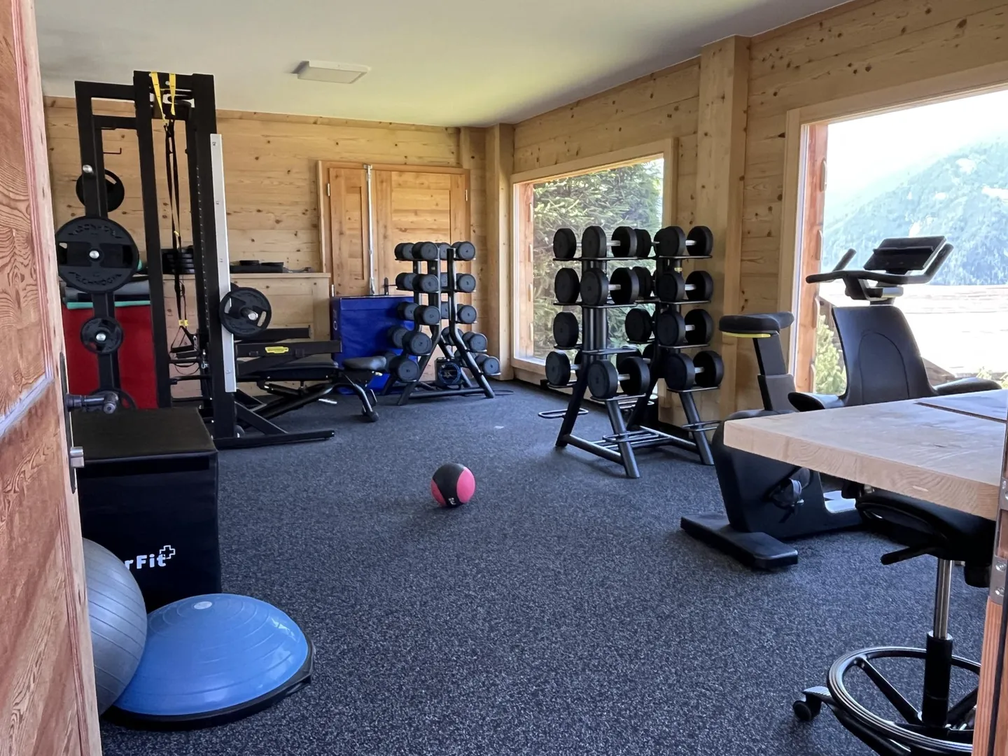 YEAR-ROUND RENTAL - Spacious 5-bedroom, 4-bathroom chalet - Photo 23 of 32