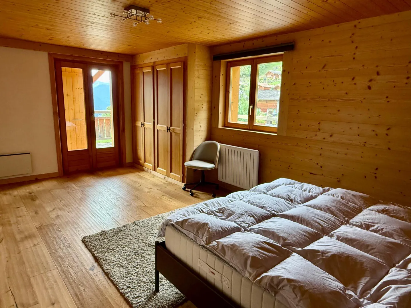 YEAR-ROUND RENTAL - Spacious 5-bedroom, 4-bathroom chalet - Photo 24 of 32