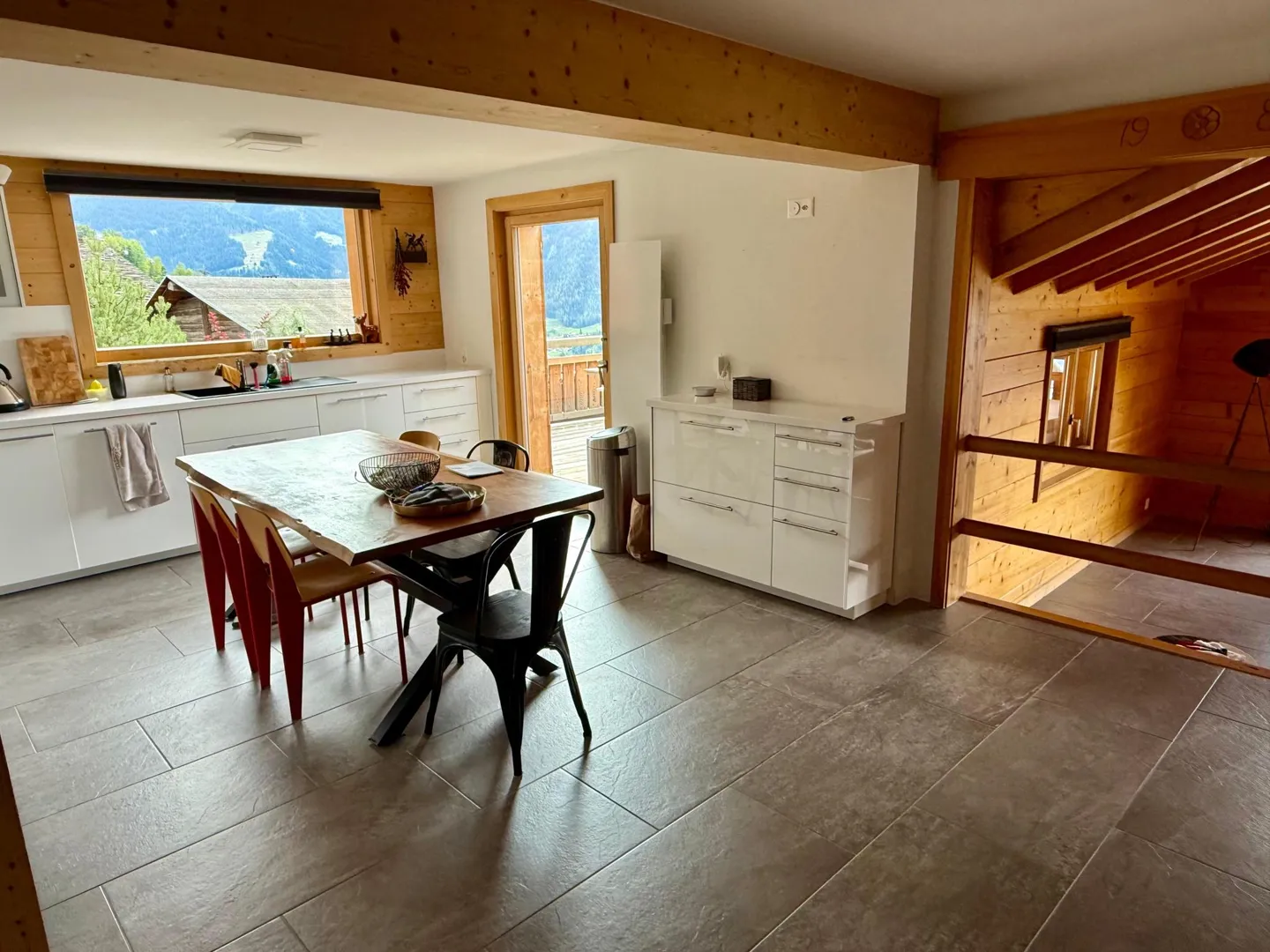 YEAR-ROUND RENTAL - Spacious 5-bedroom, 4-bathroom chalet - Photo 25 of 32