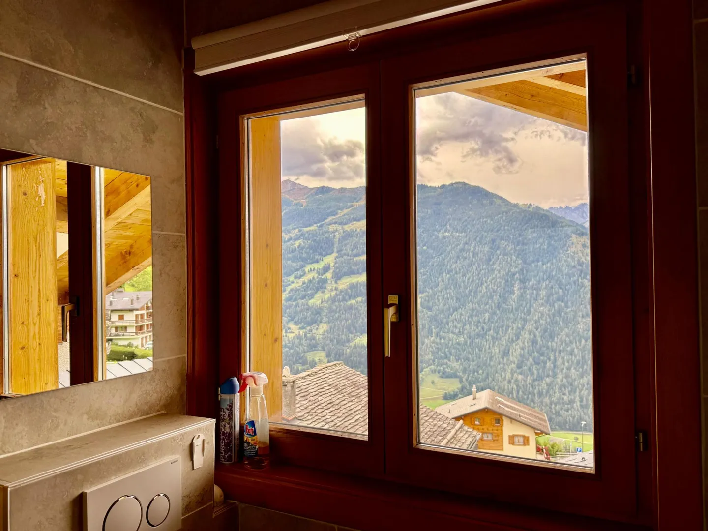 YEAR-ROUND RENTAL - Spacious 5-bedroom, 4-bathroom chalet - Photo 27 of 32