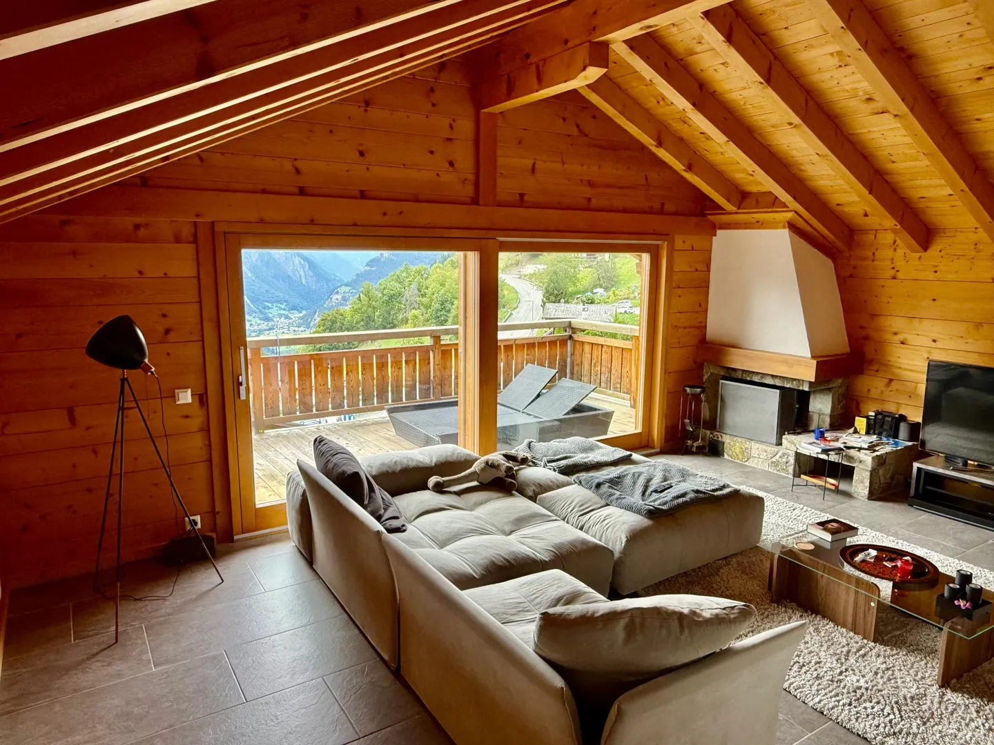 YEAR-ROUND RENTAL - Spacious 5-bedroom, 4-bathroom chalet - Photo 28 of 32