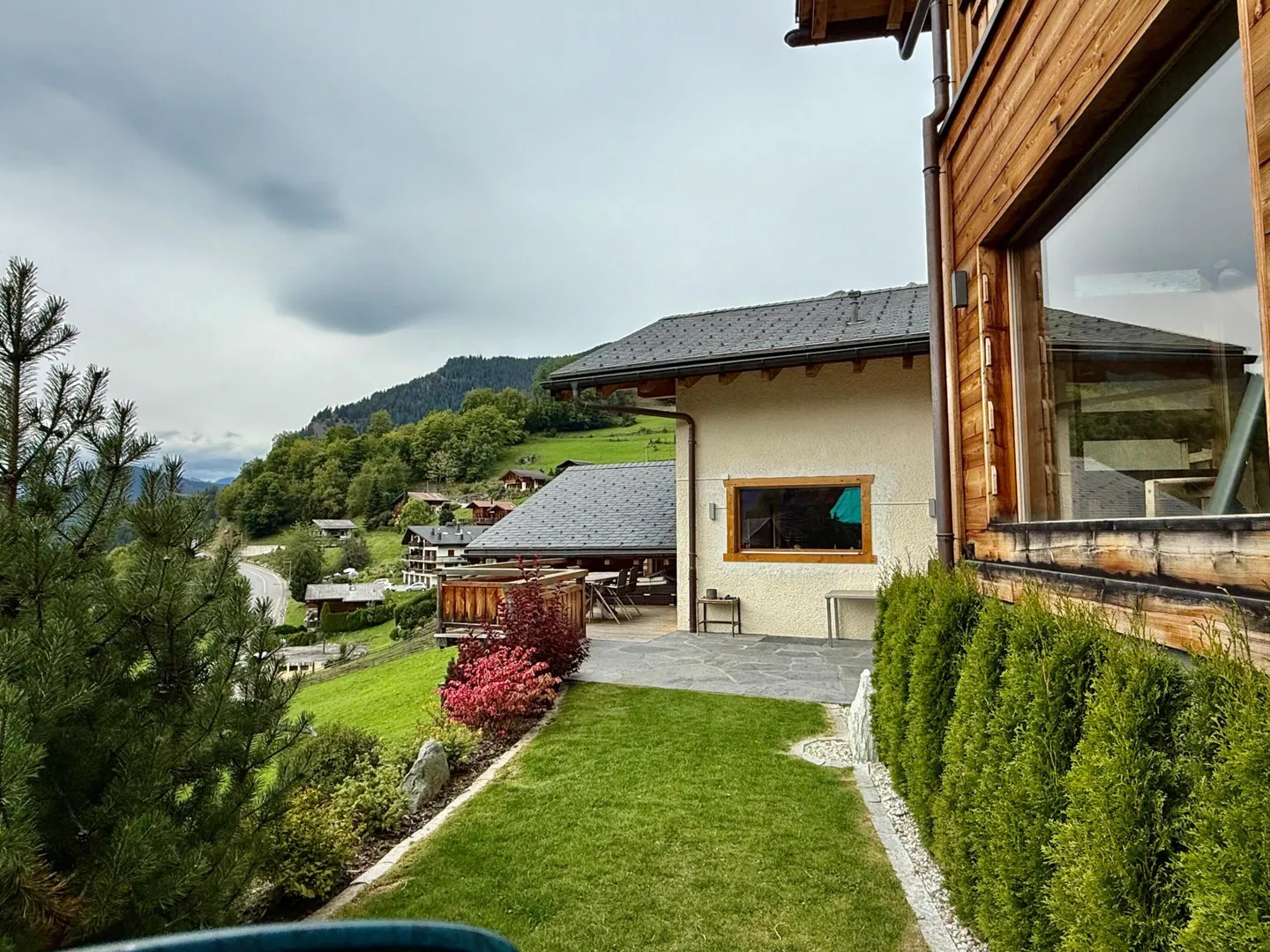 YEAR-ROUND RENTAL - Spacious 5-bedroom, 4-bathroom chalet - Photo 29 of 32