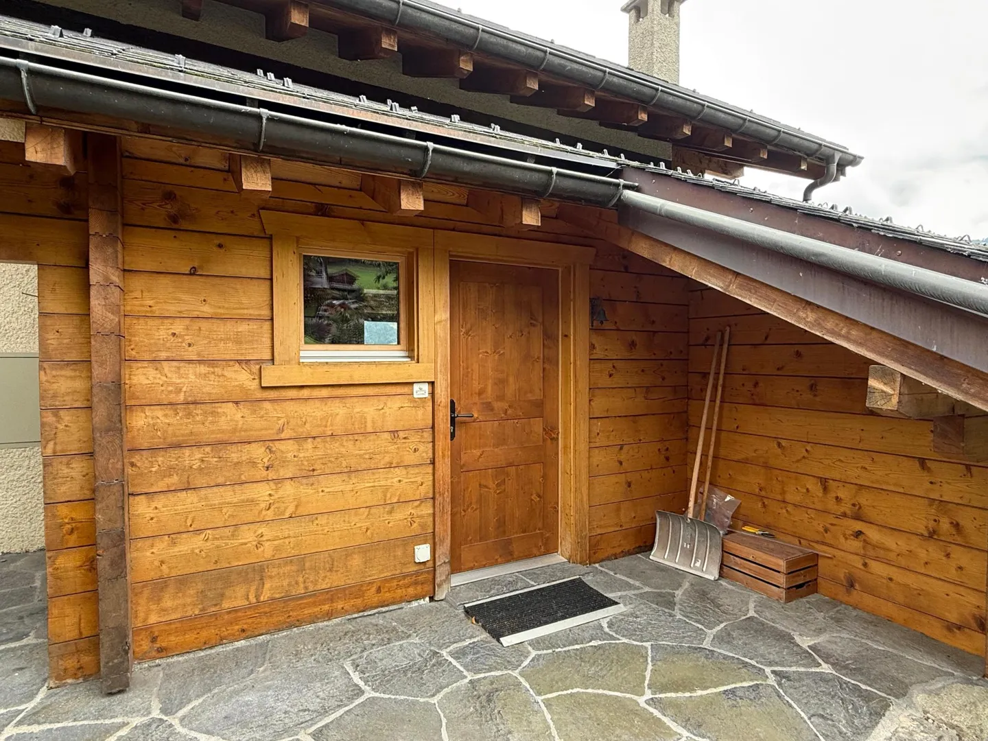 YEAR-ROUND RENTAL - Spacious 5-bedroom, 4-bathroom chalet - Photo 30 of 32