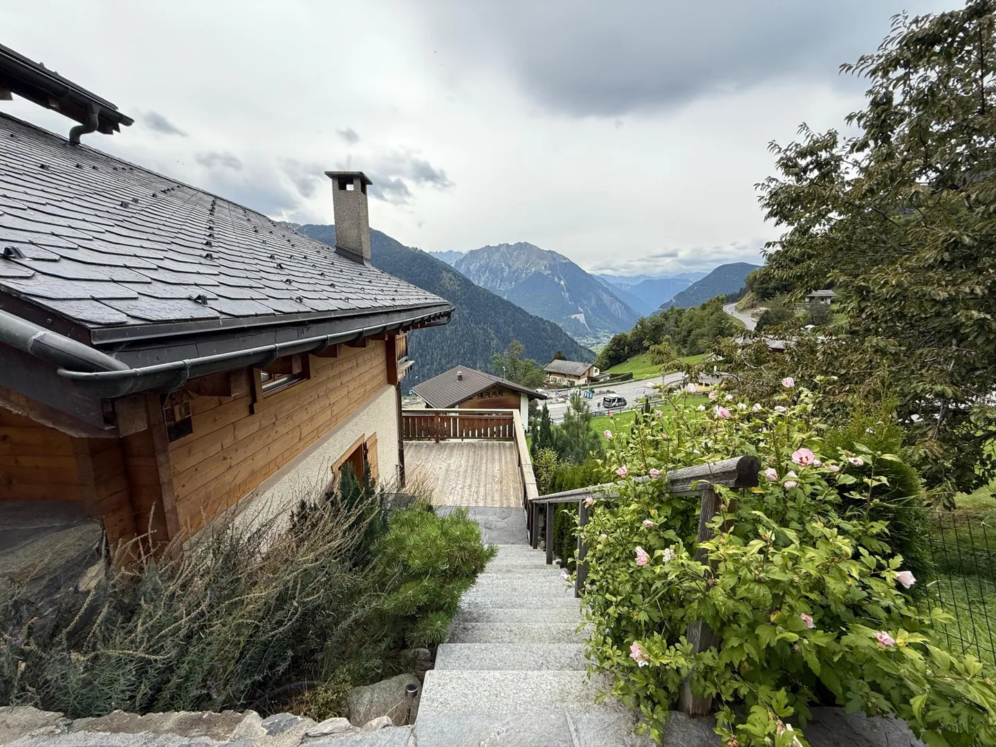 YEAR-ROUND RENTAL - Spacious 5-bedroom, 4-bathroom chalet - Photo 31 of 32