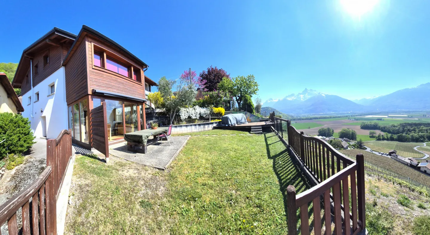 Maison de village simple avec 4,5 pièces, entièrement rénovée et agrandie, avec une vue magnifique - Photo 1 sur 13