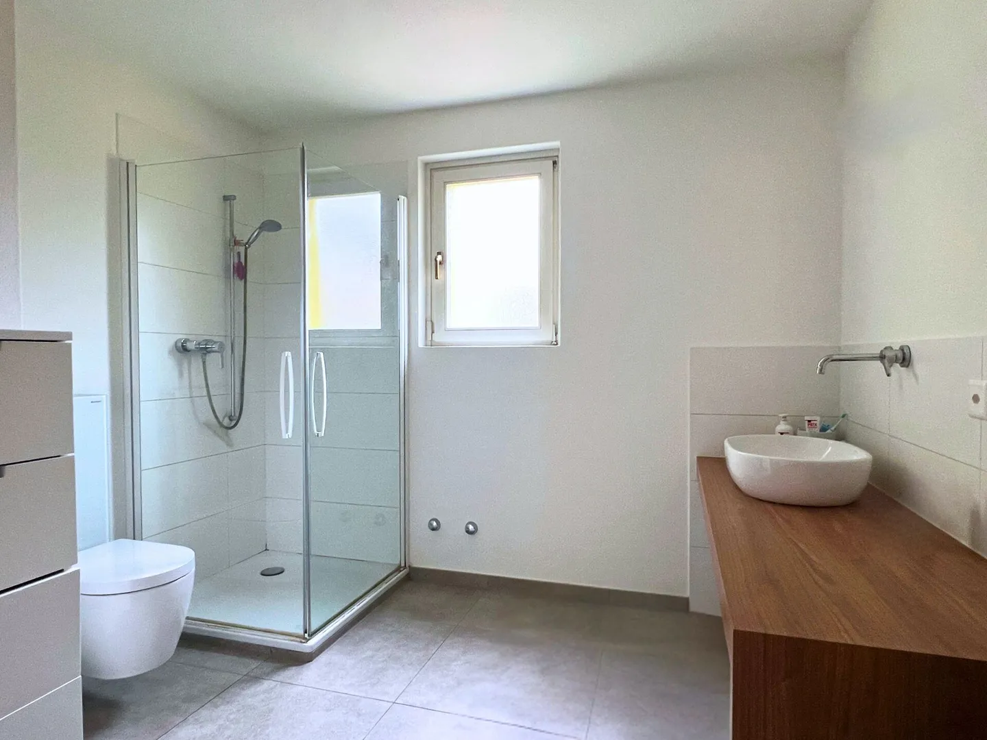 Belle maison individuelle sur trois étages, rénovée et avec son propre jardin - Photo 10 sur 14
