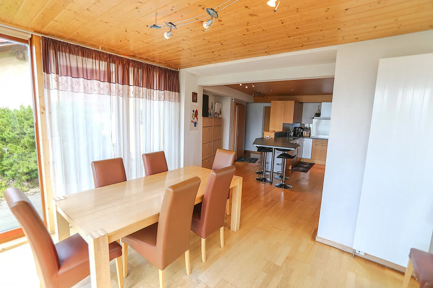 Maison de village simple avec 4,5 pièces, entièrement rénovée et agrandie, avec une vue magnifique - Photo 6 sur 13