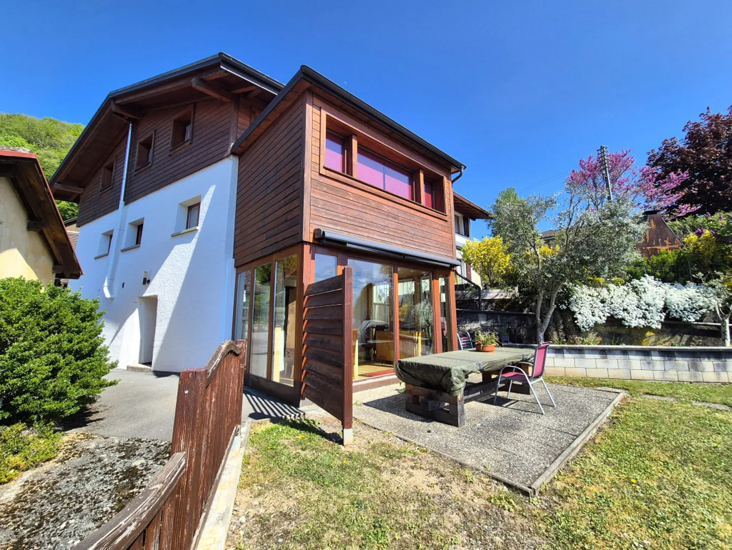 Maison de village simple avec 4,5 pièces, entièrement rénovée et agrandie, avec une vue magnifique - Photo 2 sur 13