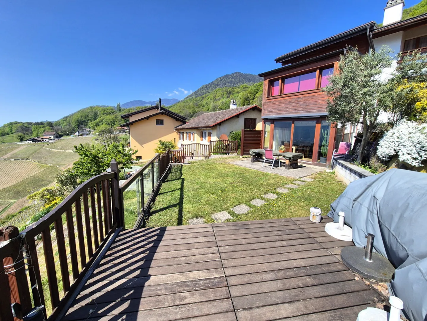 Maison de village simple avec 4,5 pièces, entièrement rénovée et agrandie, avec une vue magnifique - Photo 3 sur 13