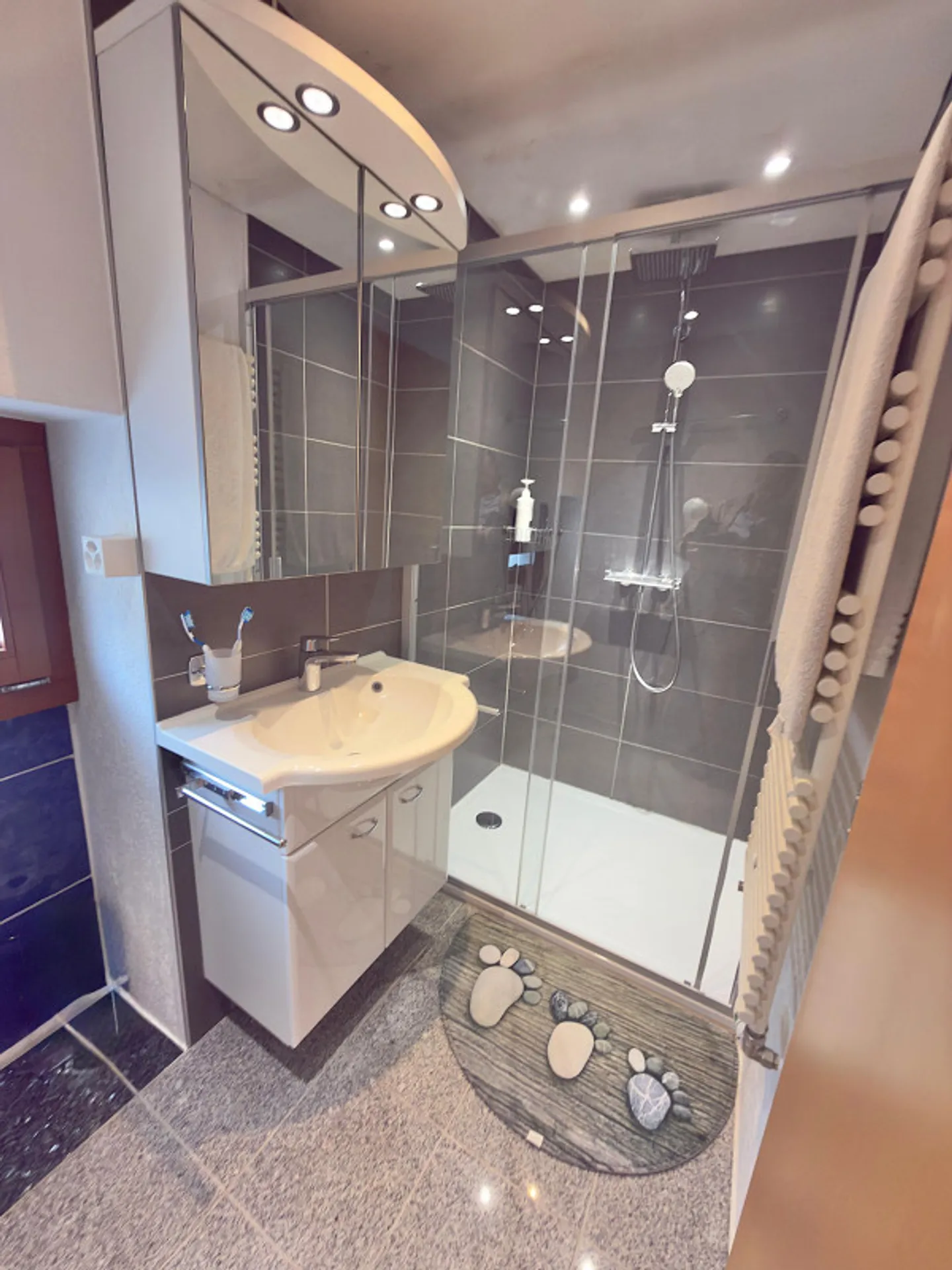 Maison de village simple avec 4,5 pièces, entièrement rénovée et agrandie, avec une vue magnifique - Photo 12 sur 13