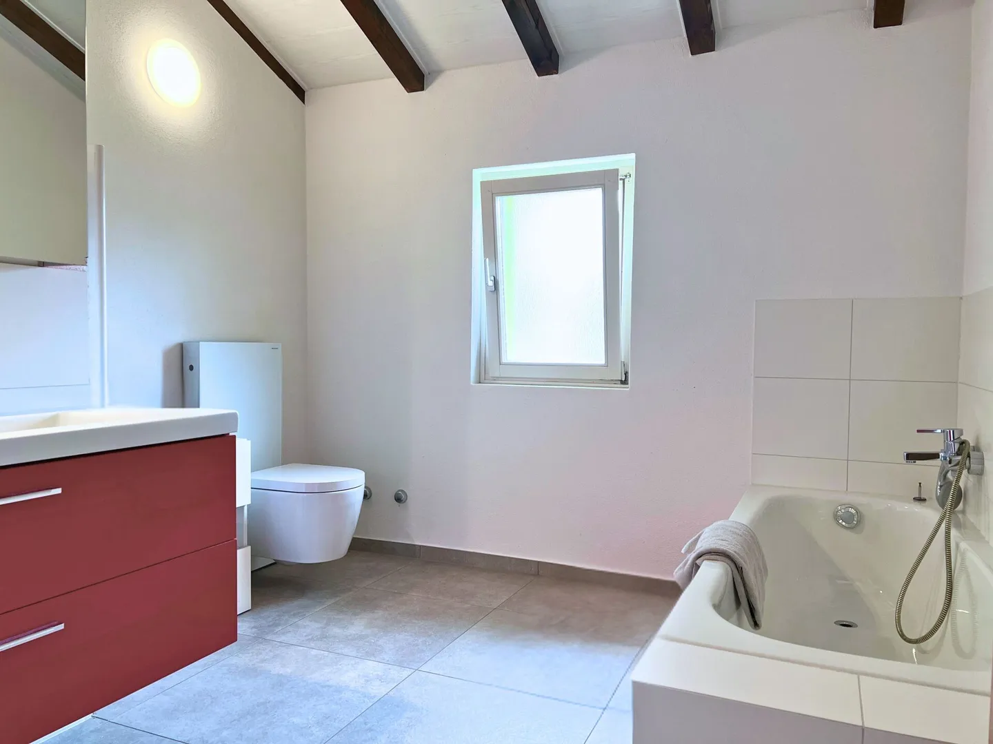 Belle maison individuelle sur trois étages, rénovée et avec son propre jardin - Photo 11 sur 14