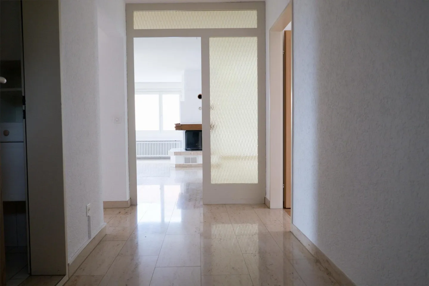 Super affordable 5-room apartment with a view - Photo 3 of 18