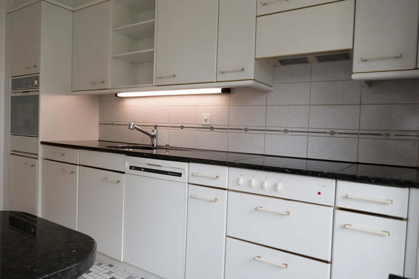 Super affordable 5-room apartment with a view - Photo 6 of 18