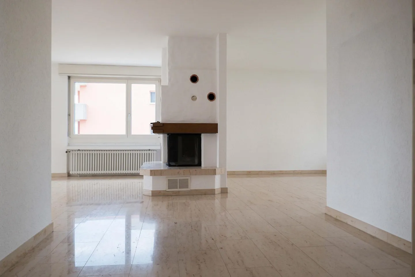 Super affordable 5-room apartment with a view - Photo 4 of 18