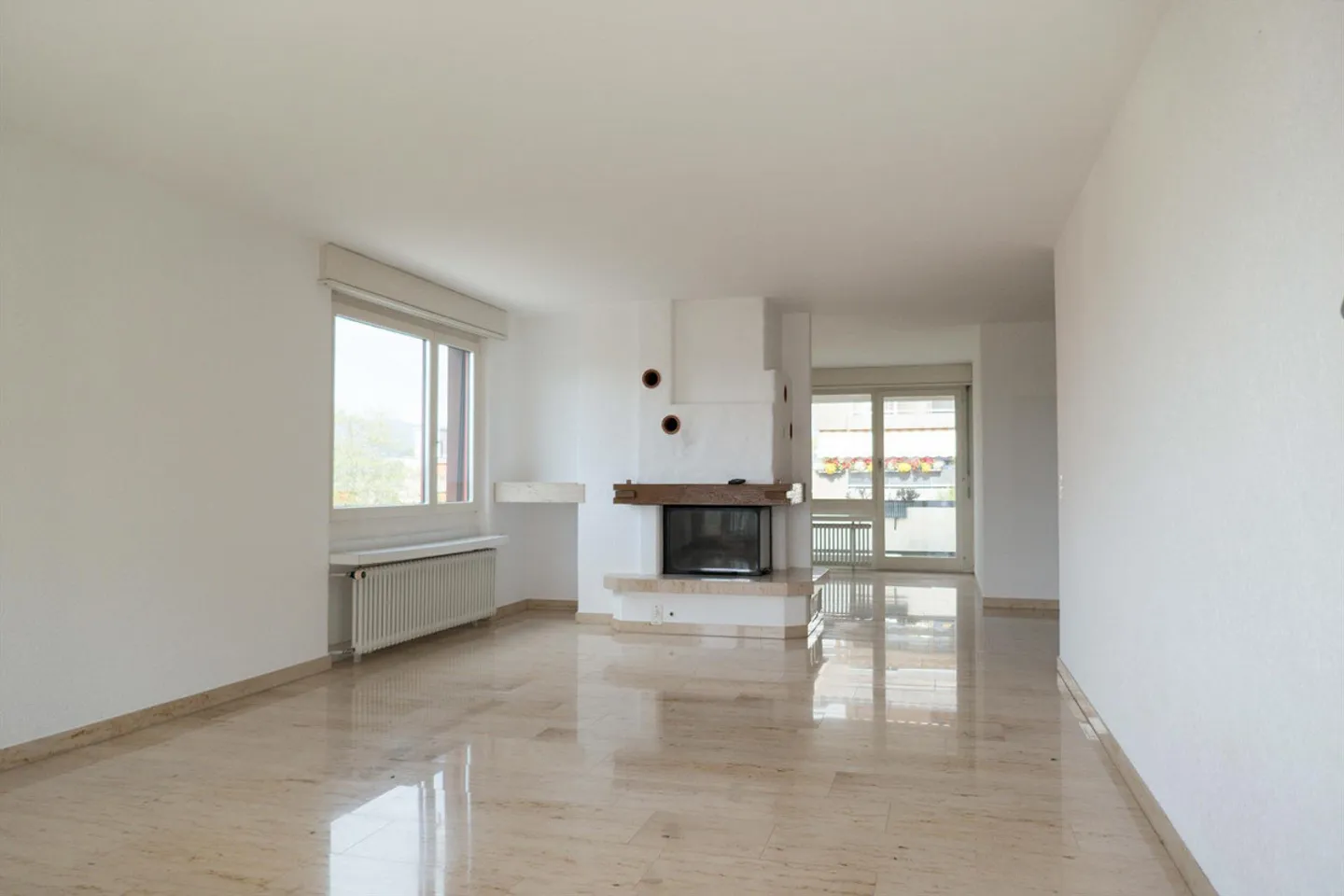 Super affordable 5-room apartment with a view - Photo 8 of 18