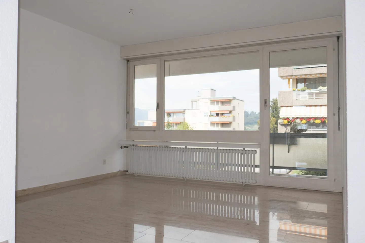 Super affordable 5-room apartment with a view - Photo 11 of 18