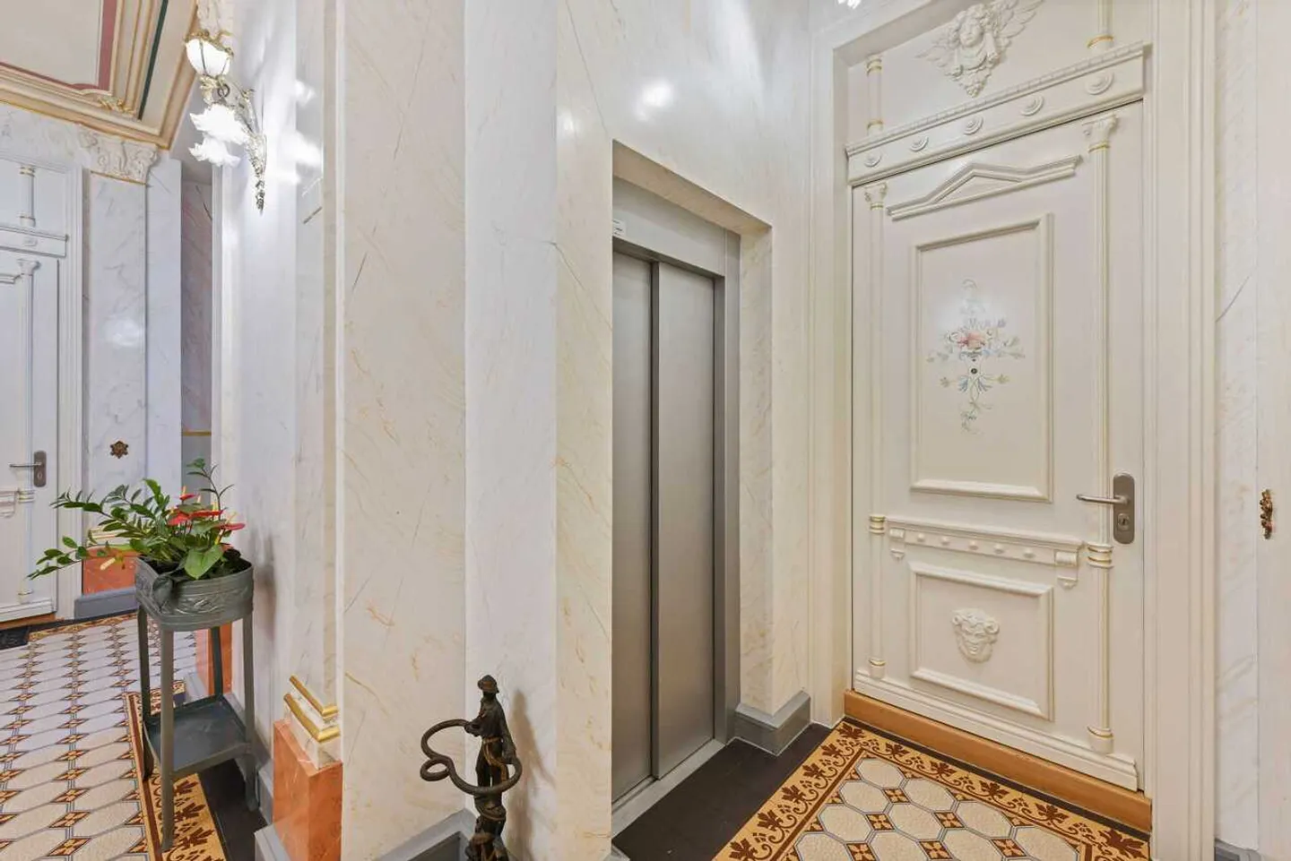 Ufficio in edificio storico arredato con terrazza in posizione centrale a Zurigo - Foto 11 di 13