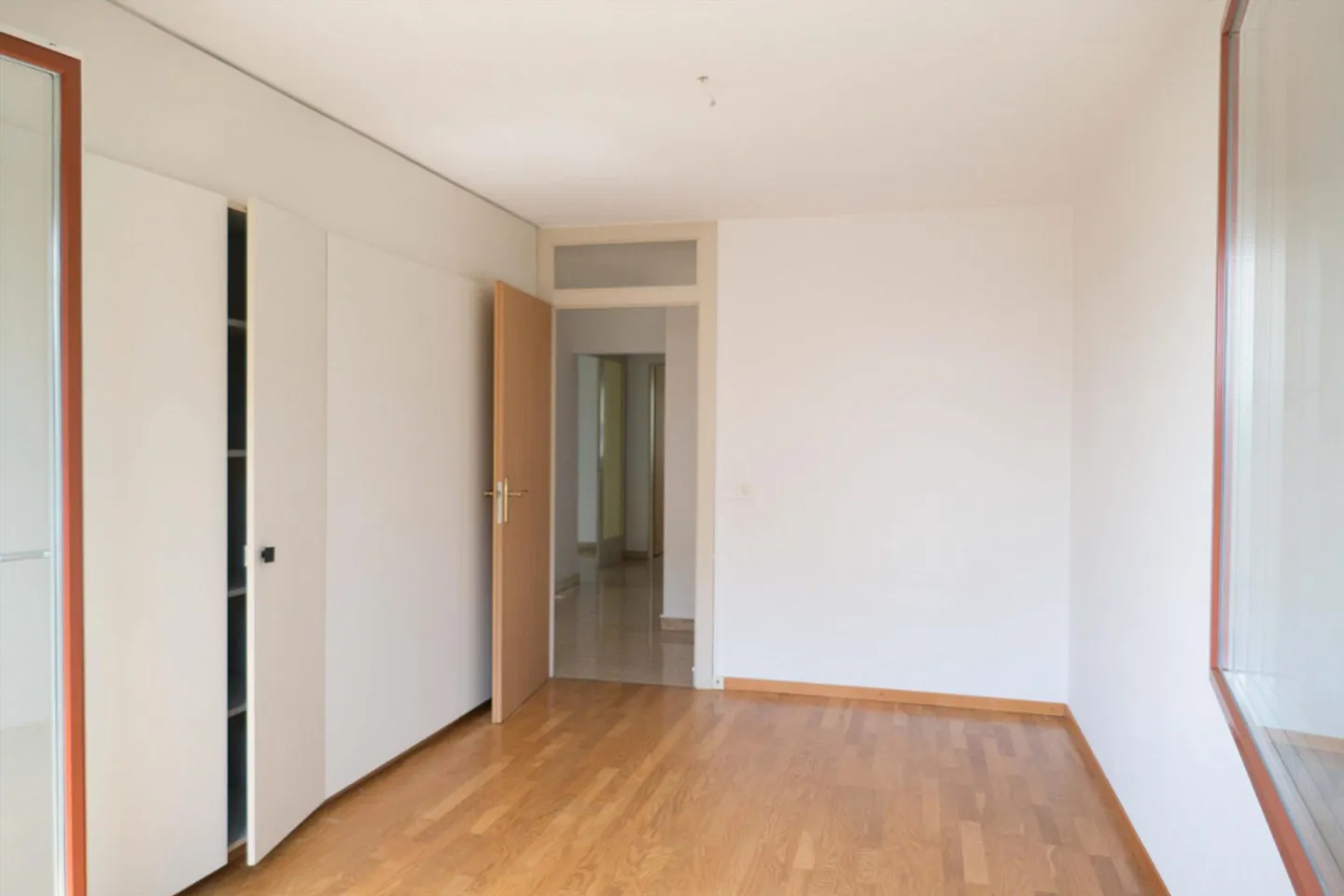 Super affordable 5-room apartment with a view - Photo 14 of 18