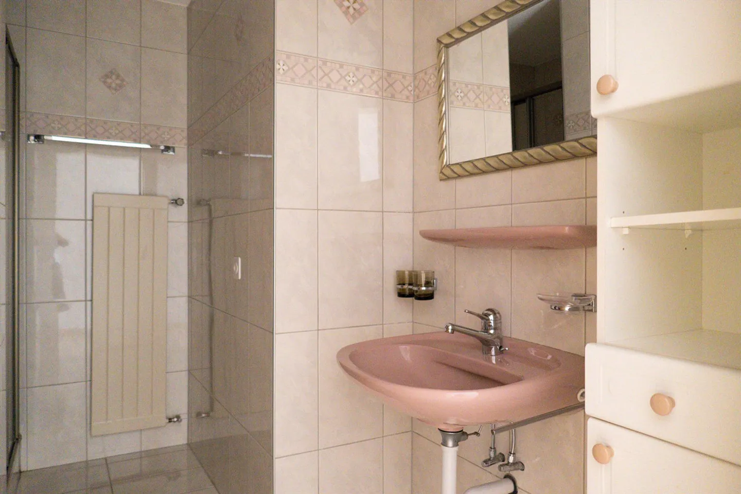 Super affordable 5-room apartment with a view - Photo 12 of 18