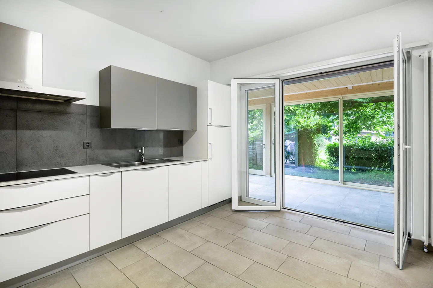 Costruisci la tua tranquillità: casa ristrutturata con grande terreno - Foto 3 di 8