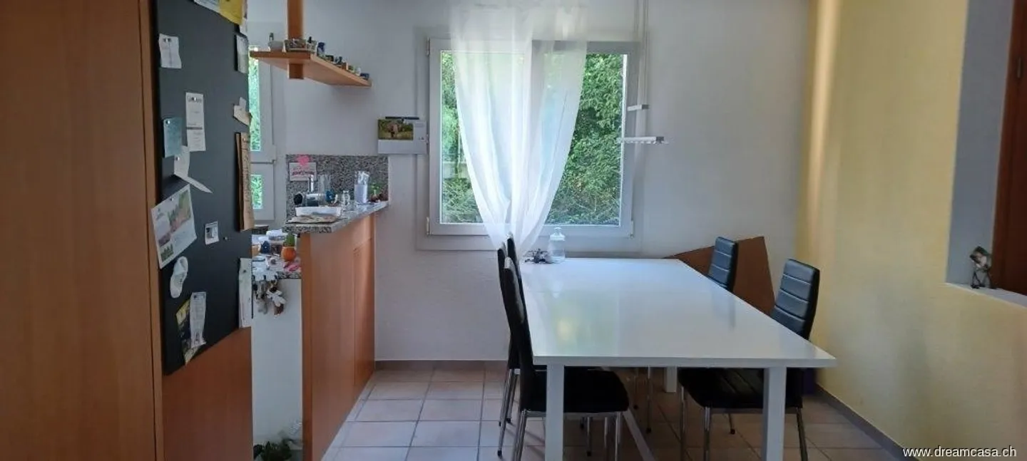 Well-maintained living with private garden! - Photo 2 of 11
