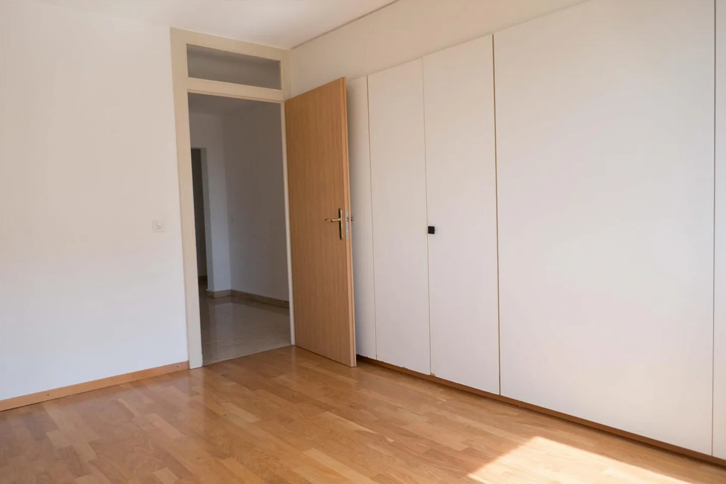 Super affordable 5-room apartment with a view - Photo 16 of 18