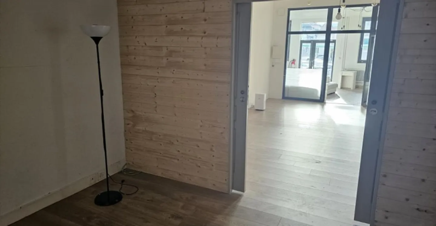 Office space for rent - Photo 1 of 7