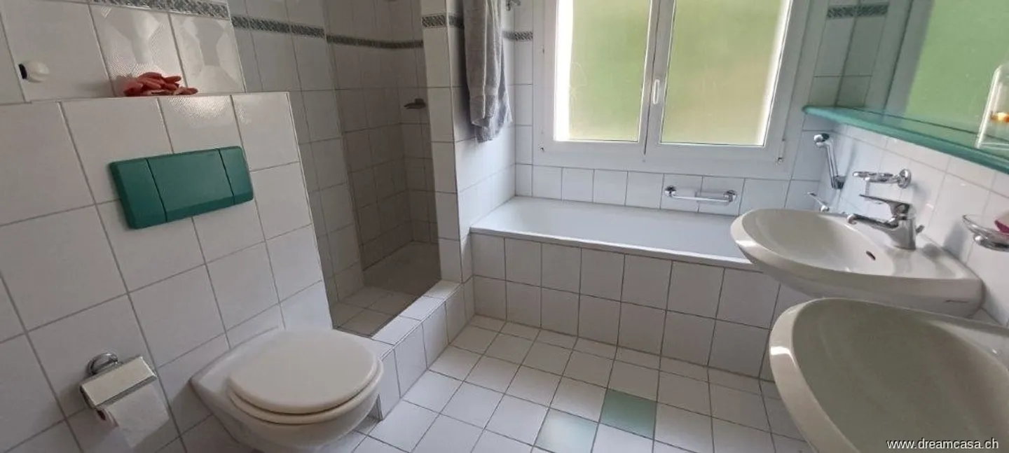Well-maintained living with private garden! - Photo 3 of 11
