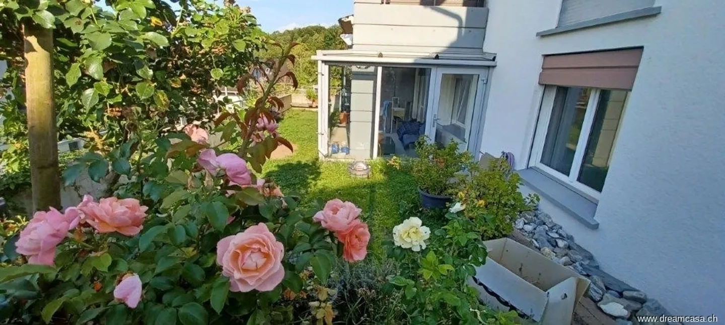 Well-maintained living with private garden! - Photo 4 of 11